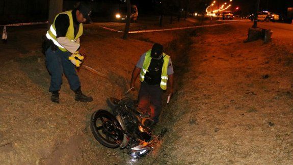 Un motociclista herido tras chocar contra un auto 