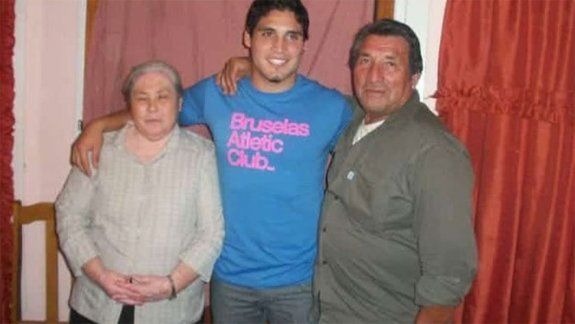 Perdió a los abuelos que lo criaron por COVID y les dedicó un gol clave