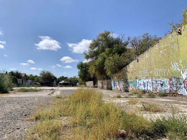 El predio de ex empresa de ómnibus Centenario SRL. Es una aguantadero en pleno centro. Nadie construye ni tampoco alambran.