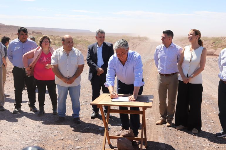 El gobernador anunció el viernes pasado el asfalto de 100 kilómetros en la zona Norte de Neuquén que acortará caminos a Vaca Muerta. El gobernador anunció el viernes pasado el asfalto de 100 kilómetros en la zona Norte de Neuquén que acortará caminos a Vaca Muerta.