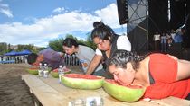 Quién come más sandía, uno de los desfíos de la Fiesta del Agricultor. Quién come más sandía, uno de los desfíos de la Fiesta del Agricultor.