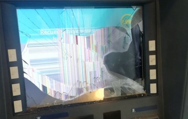Se enojó con el cajero automático y lo destrozó