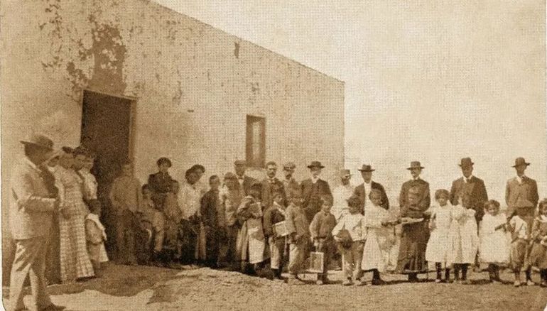 Primer día de clases en la escuela mixta de Neuquén. Primer día de clases en la escuela mixta de Neuquén.
