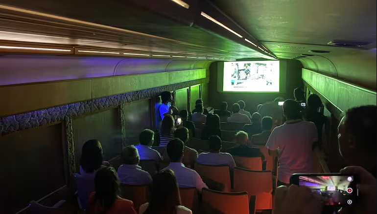 En el coche cine dan películas patagónicas y nacionales, además de títulos infantiles.