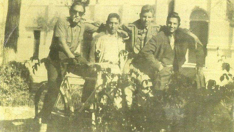 Juan Carlos Marín con amigos en Avenida Argentina, detrás se ve la Capilla de los Dolores.