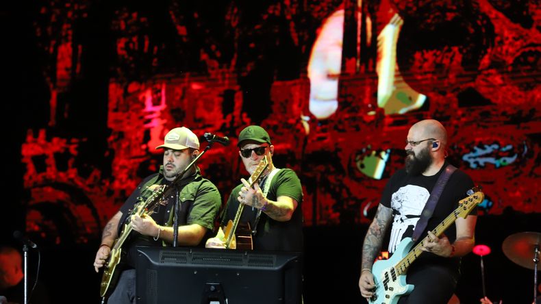 Fiesta de la Confluencia 2026: las mejores fotos de la noche de rock con Kapanga, Bersuit y La Beriso | LM Neuquen Fiesta de la Confluencia 2026: las mejores fotos de la noche de rock con Kapanga, Bersuit y La Beriso