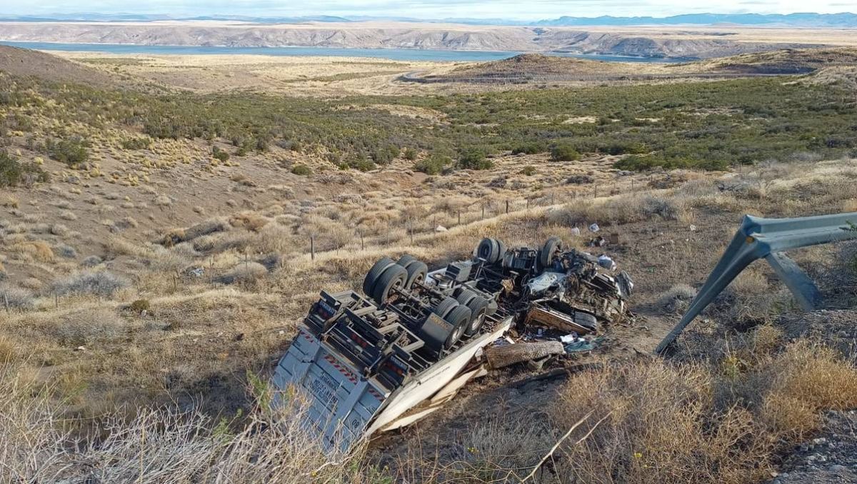 Ruta 237: un camión repleto de huevos volcó en Collón Curá