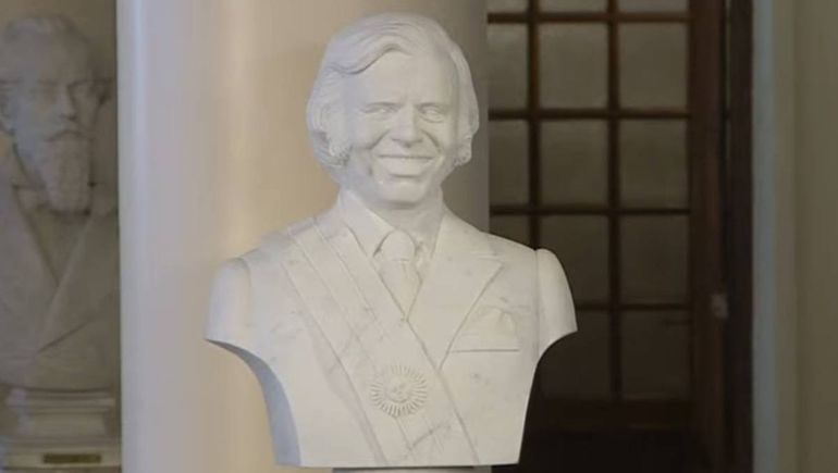 El busto de Carlos Menem en Casa Rosada. El busto de Carlos Menem en Casa Rosada.