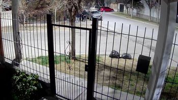 El robo fue captado por las cámaras de una vivienda vecina. El robo fue captado por las cámaras de una vivienda vecina.