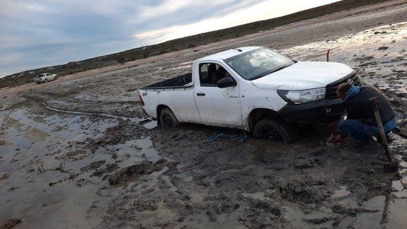 Dramático rescate: quedaron varados y casi los arrastra el mar