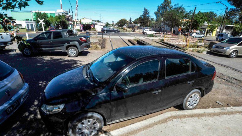 No les importa y dejan el coche sobre la vía o en las zonas muy cercanas.