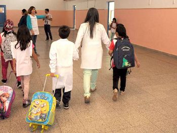 Los trabajadores de la educación percibieron un aumento este mes.