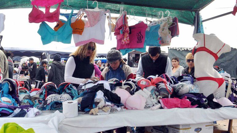 La venta de ropa es la vedette en la feria de Unión de Mayo