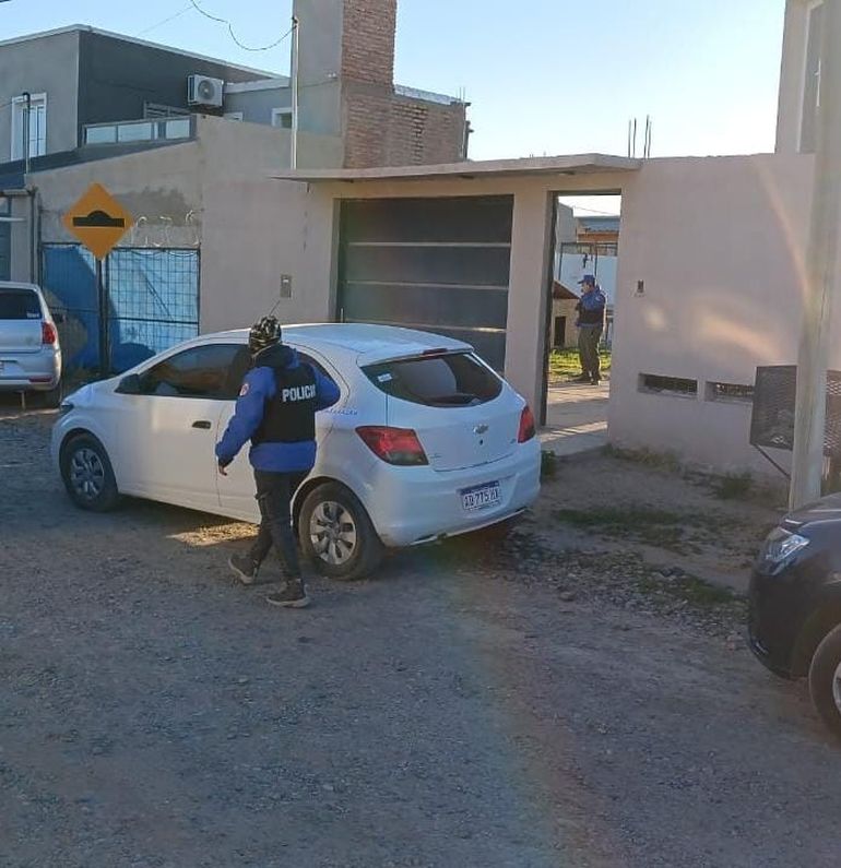 Personal de Delitos de la Policía neuquina está allanando en Valentina Sur. Personal de Delitos de la Policía neuquina está allanando en Valentina Sur.