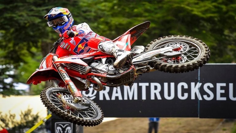 Prado se llevó los flashes ante una multitud en Villa La Angostura