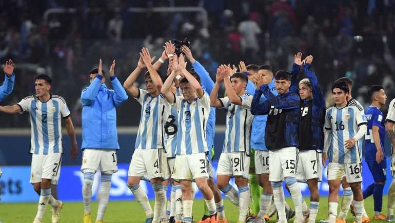 Argentina sufrió pero lo dio vuelta ante Uzbekistán y ganó en el debut