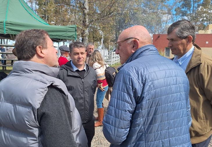 Alberto Weretilnck, Luicio Reinoso, junto a un productor y el presidente de la rural de Conesa, Roberto Gutiérrez. Alberto Weretilnck, Luicio Reinoso, junto a un productor y el presidente de la rural de Conesa, Roberto Gutiérrez.