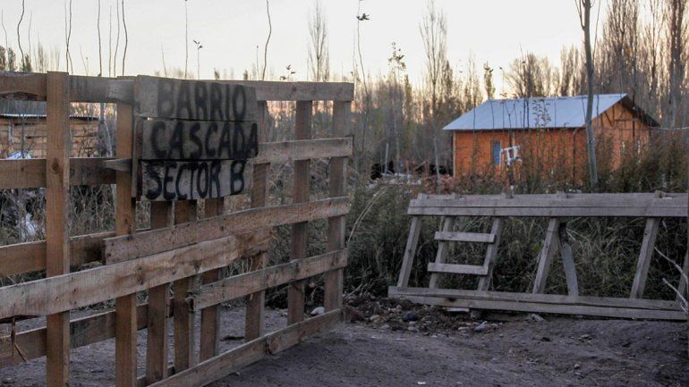 Denuncian que echaron a los tiros a una familia en la toma La Cascada