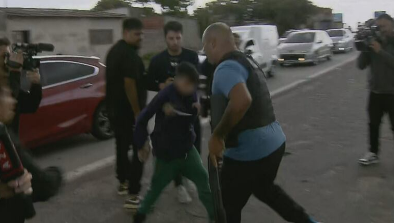 Un nene intentó apuñalar a un policía durante el desalojo de un corte