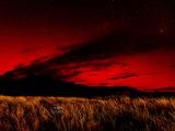 La noche se volvió día con un cielo rojizo en viernes por la noche en Taquimilán. De fondo, se recorta el cerro Naunaco.