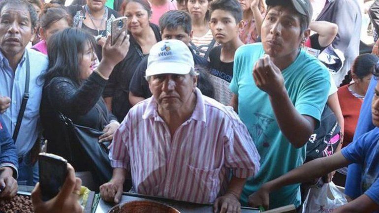 Querían desalojar a un vendedor de garrapiñadas y lo salvó la gente