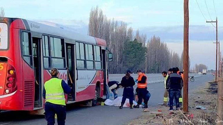 Perdió el control de la moto, lo chocó un colectivo y murió