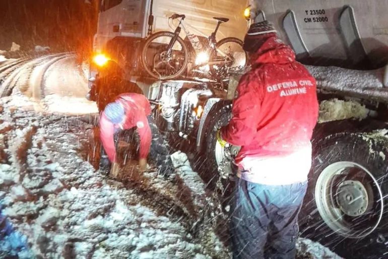 Temporal de nieve en Neuquén: rescates en medio de las rutas y camiones atascados