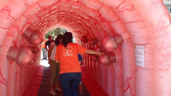Un colon gigante para generar conciencia