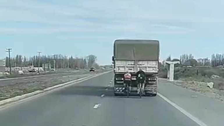 Ruta 22, un video polémico: dos ciclistas al límite de un camión encienden el debate