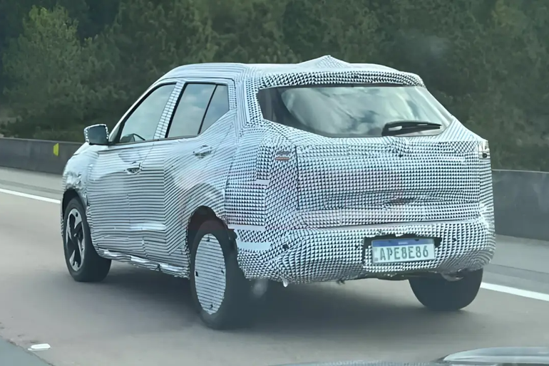 El Nissan Kait reemplazará a la versión Play del Kicks y ya fue visto con camuflaje rodando en Brasil. El Nissan Kait reemplazará a la versión Play del Kicks y ya fue visto con camuflaje rodando en Brasil.