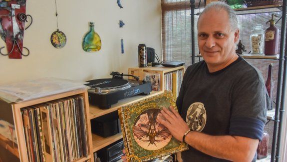 El resurgimiento de una pasión. Considera que la vuelta de los vinilos tiene que ver con el reencuentro con un objeto que fue testigo de la época más feliz de su vida: la juventud. Por lo tanto, volver a escuchar canciones de esa época obviamente te hace
