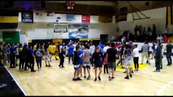 basquet: padres terminaron a las pinas en final de formativas basquet: padres terminaron a las pinas en final de formativas
