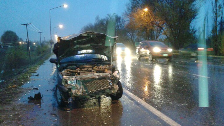 Un Peugeot 207 se cruzó de carril en Ruta 22