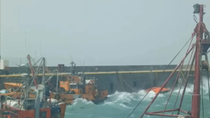 Cerca del mediodía de este lunes de vientos extremos se reportó el hundimiento de tres barcos en el puerto de Caleta Olivia. Cerca del mediodía de este lunes de vientos extremos se reportó el hundimiento de tres barcos en el puerto de Caleta Olivia.