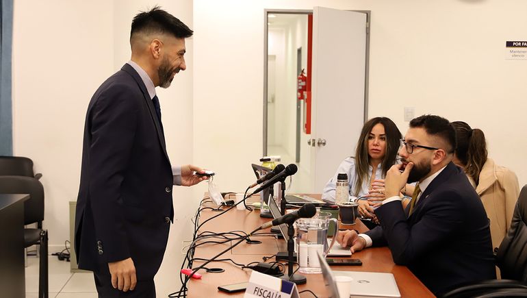 El abogado Alfredo Cury hablando con el fiscal del caso de los planes sociales, Juan Manuel Narváez. El abogado Alfredo Cury hablando con el fiscal del caso de los planes sociales, Juan Manuel Narváez.