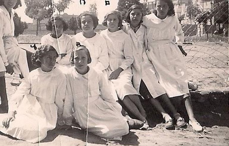 Ana Robles en la escuela N° 2. Ana Robles en la escuela N° 2.