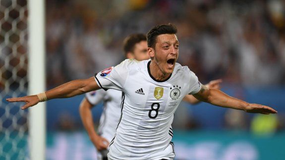 Özil festeja su gol.