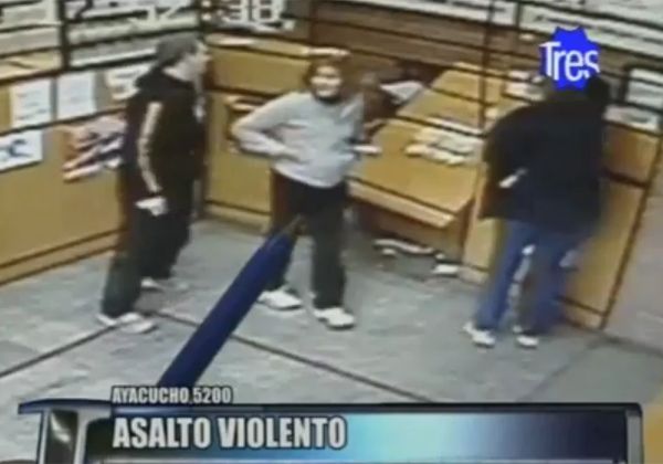 Insólito: una clienta aprovechó un violento robo y se llevó un fajo de billetes