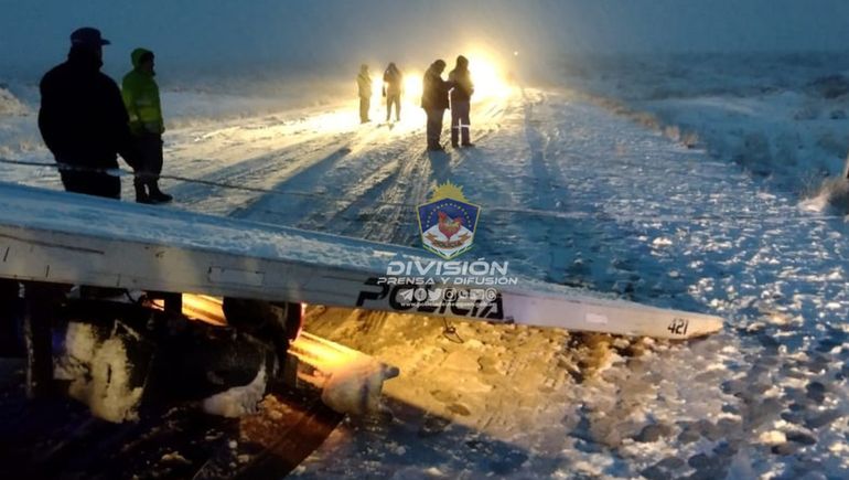 Tres policías heridos al volcar una camioneta en Cutral Co