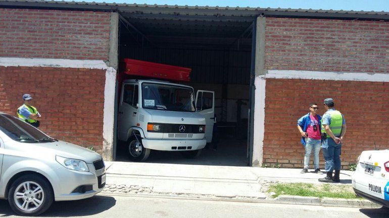 El camión al momento de ser recuperado por Delitos Económicos.