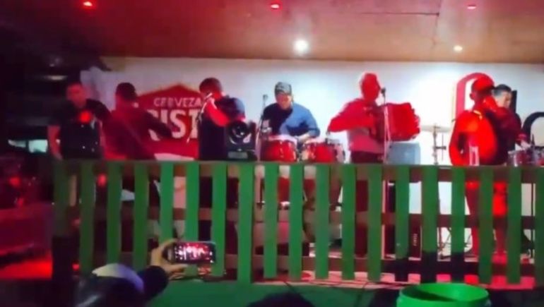 Un recital terminó en escándalo tras una brutal pelea por problemas de sonido.