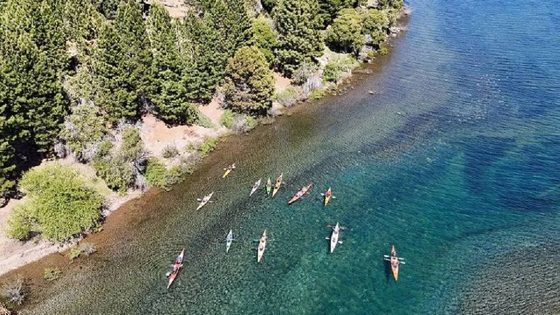 Disfrutar de paseos en kayak en la cordillera en esta época del año es una maravilla en Neuquén.
