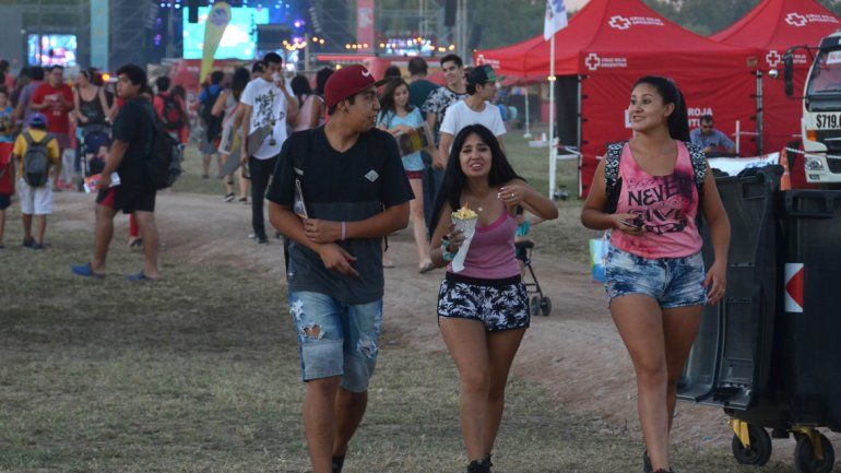 Una fiesta interminable de sábado a la noche en el río