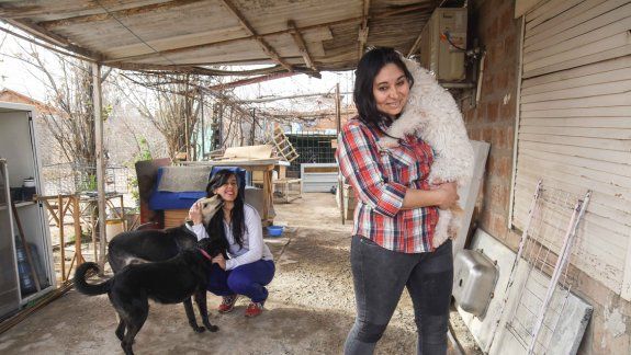 Lisi y Victoria venden los abrigos para animales para pagar el alimento, las vacunas y veterinarios.&nbsp;
