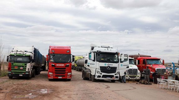 Después de días de espera, los camiones empiezan a avanzar: ¿Cómo continúa la situación de los transportistas varados en Neuquén?