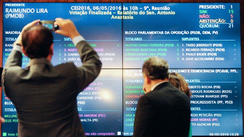 La pizarra que confirma el resultado adverso de la votación para Rousseff.