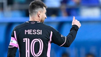 Lionel Messi necesita refuerzos de jerarquía que lo acompañen en la delantera. Lionel Messi necesita refuerzos de jerarquía que lo acompañen en la delantera.