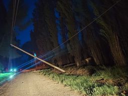 Operarios de Edersa en una tormenta de viento similar a la del martes.