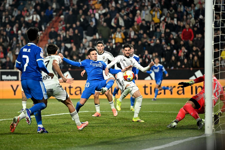 La feroz crítica de un periodista español a Franco Mastantuono