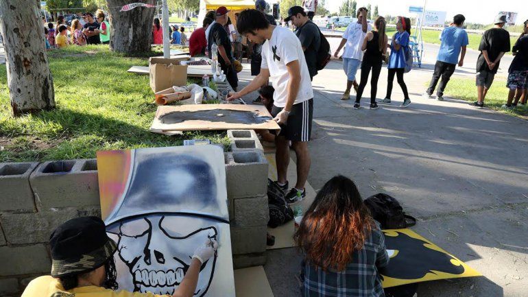 Skaters, riders,  grafiteros  y DJ coparon una plaza en Centenario